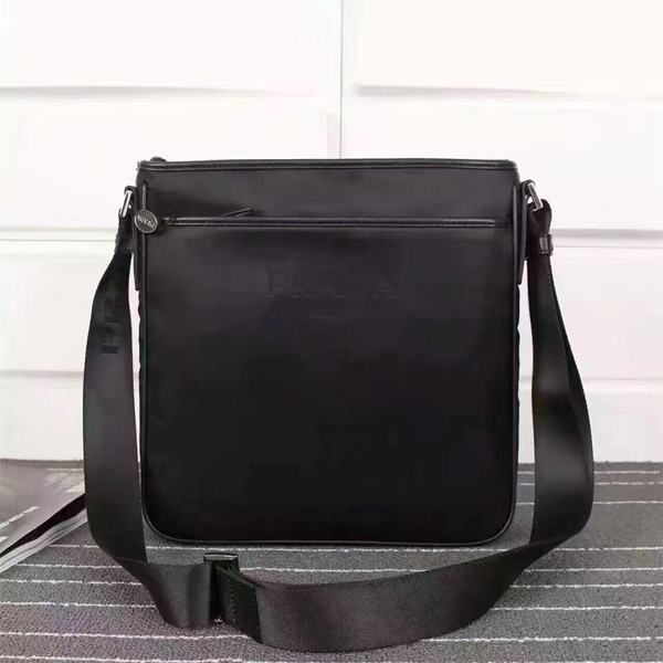 プラダバッグ側面デザイン